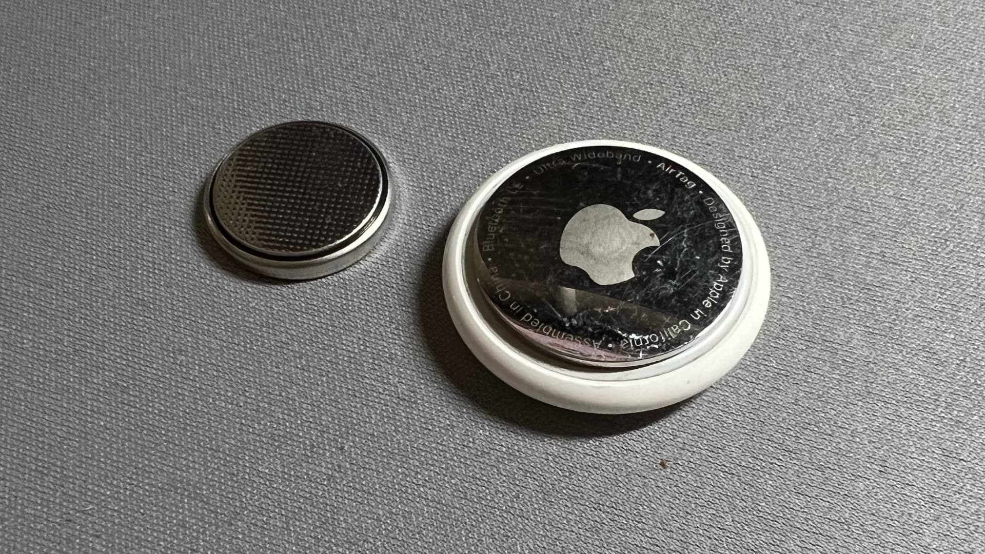 AirTag Apple ouvert avec pile CR2032 visible