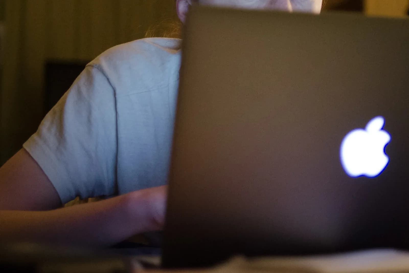 Étudiant avec un PC portable en révision