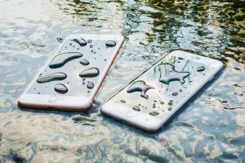 iPhone qui sort de l'eau, gouttes visibles
