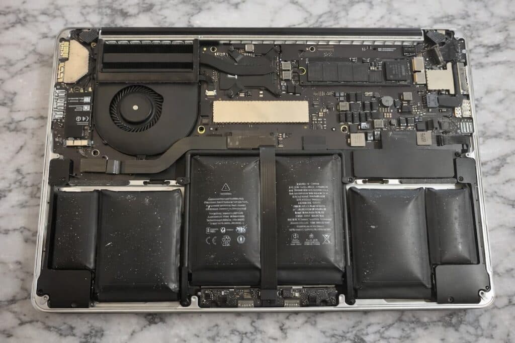 MacBook Pro avec trackpad surélevé batterie gonflée