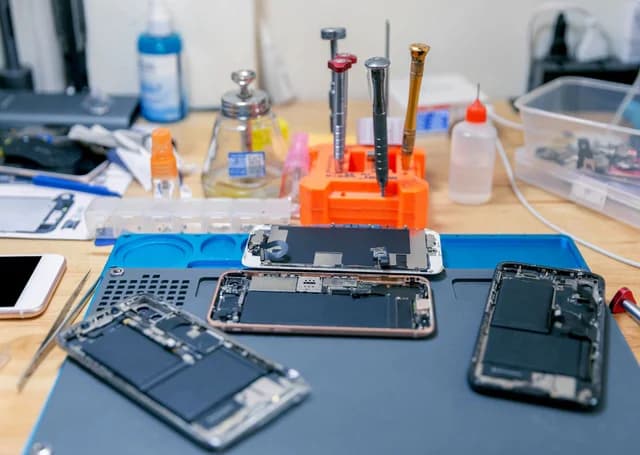 iPhone neuf, reconditionné et en réparation côte à côte