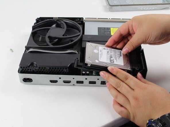 Xbox One ouverte avec disque dur visible