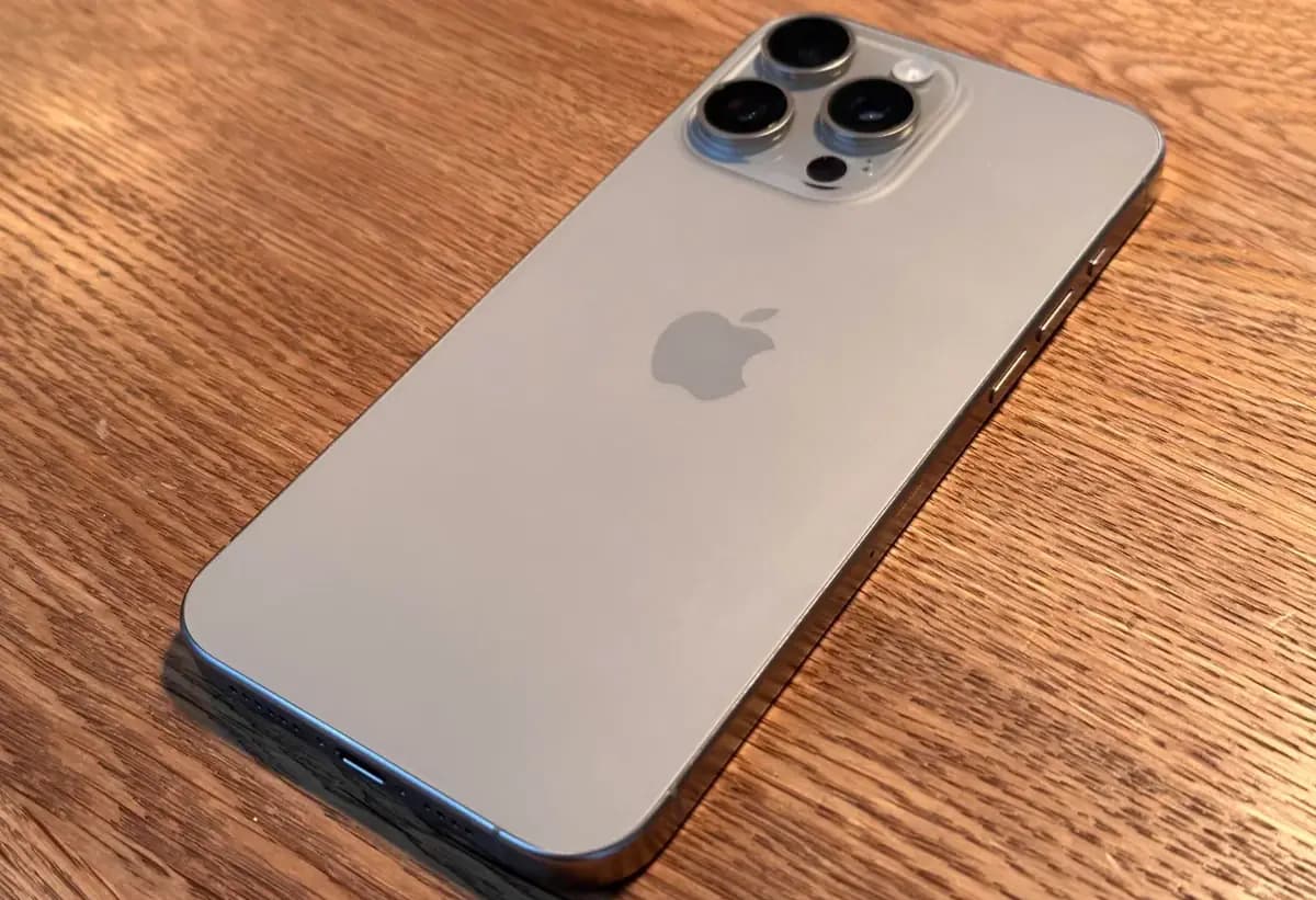 Technicien DigiRepair réparant un smartphone