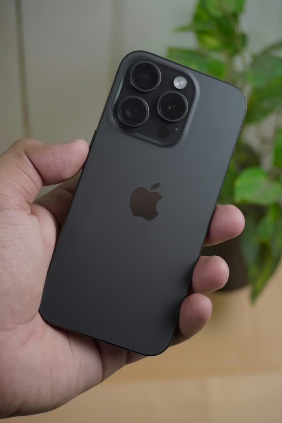 iPhone 15 tenu dans une main
