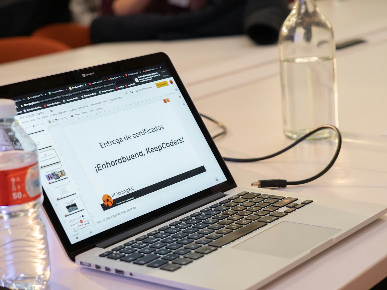 MacBook Pro ouvert sur un bureau