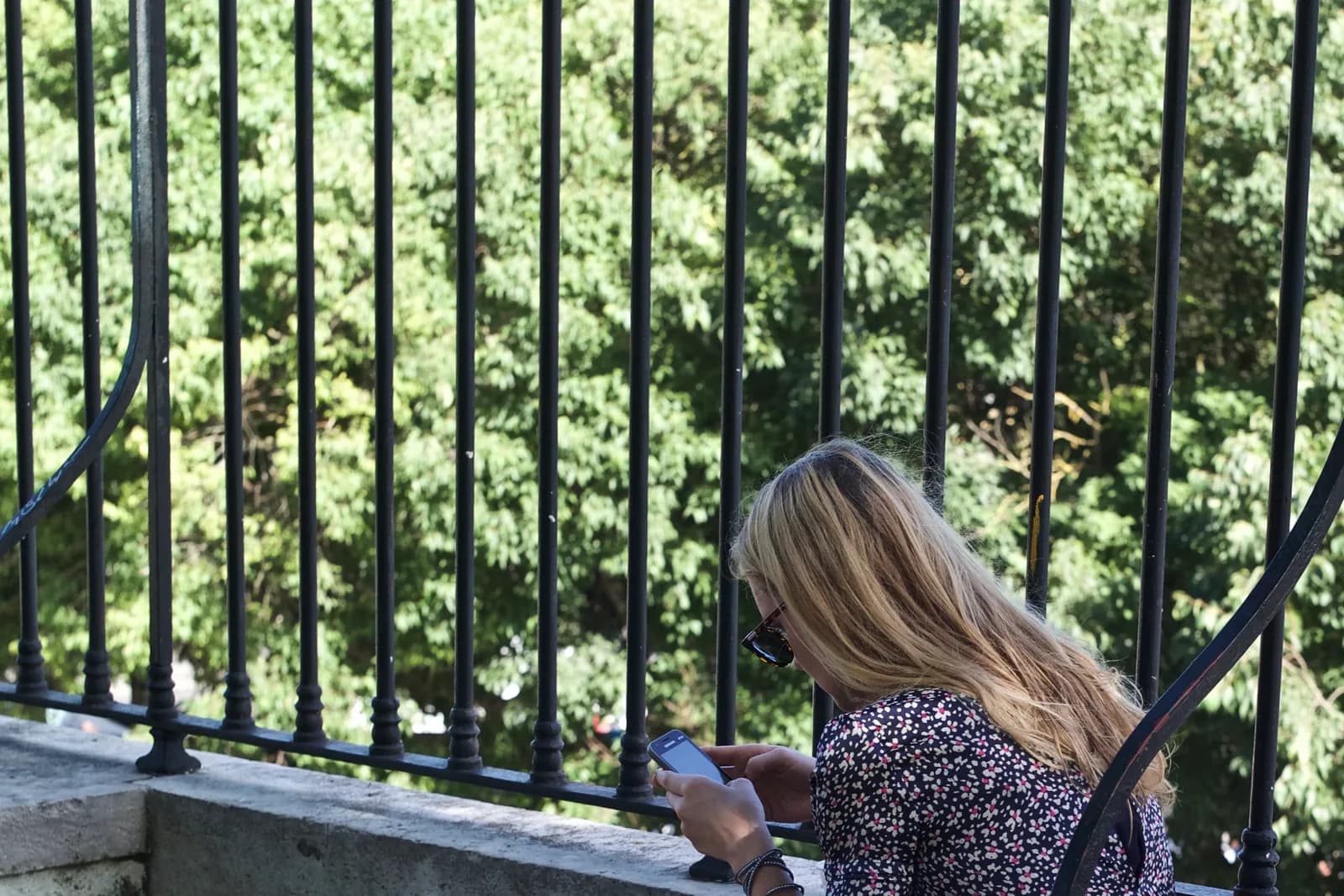 SMS frauduleux affiché sur un smartphone