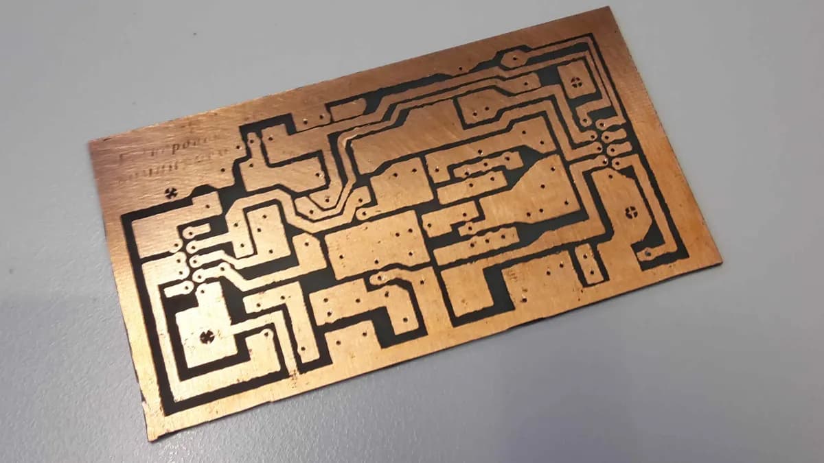 Nettoyage d'une carte mère électronique