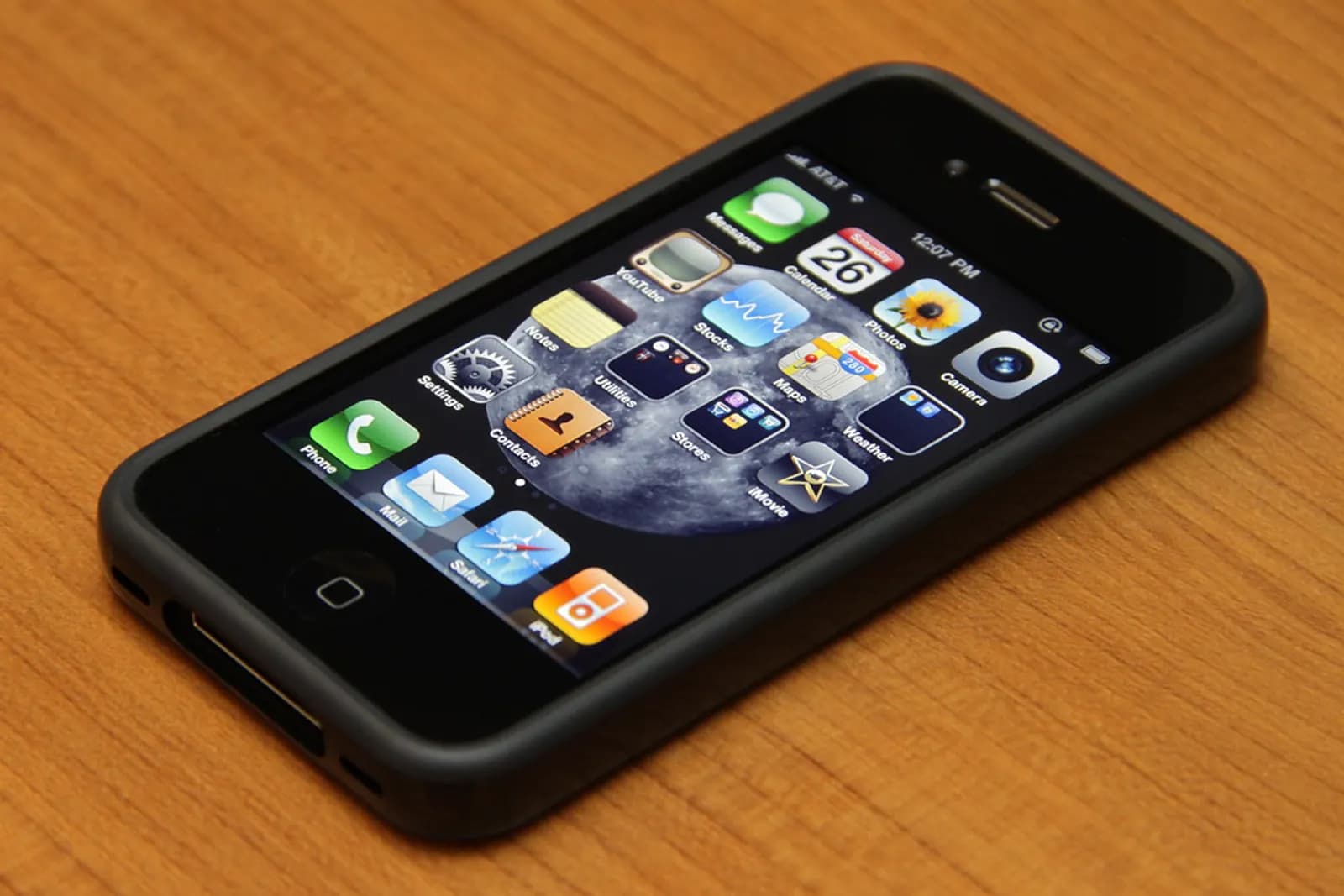 iPhone à l'écran noir posé sur un établi