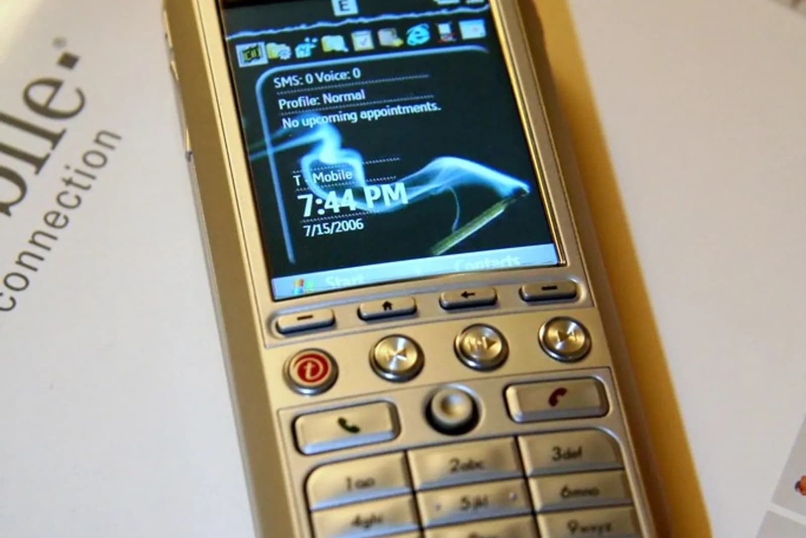 Smartphone figé tenu en main