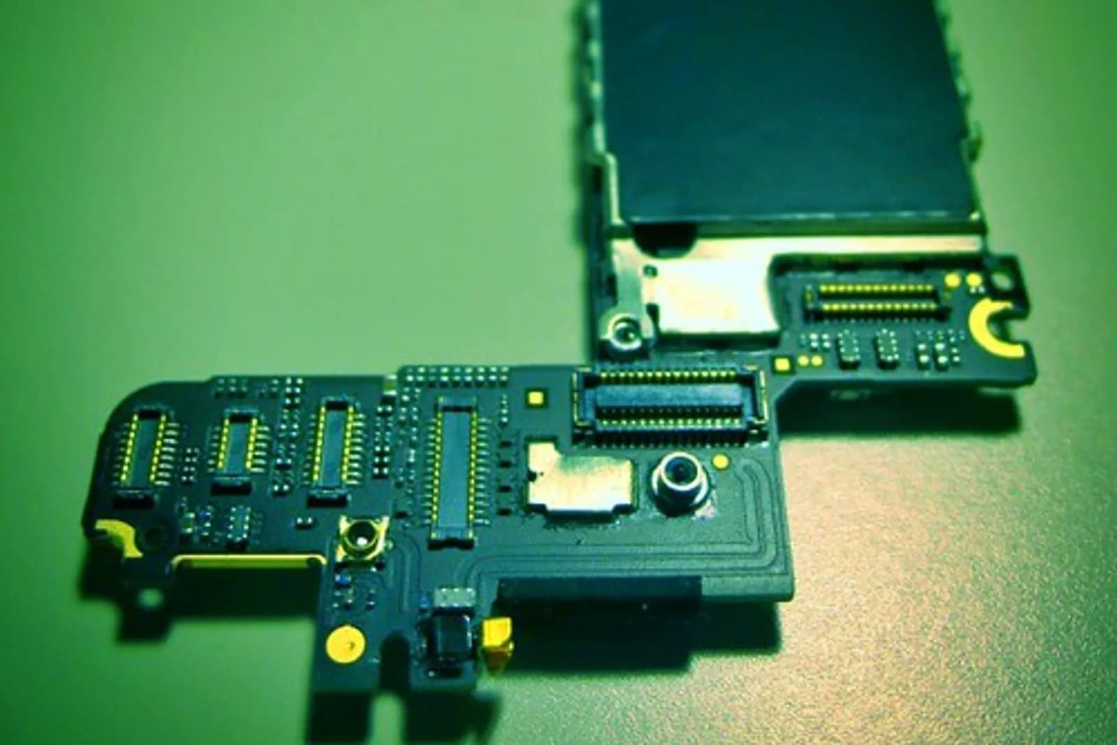 Réparation d'une puce sur carte mère d'iPhone