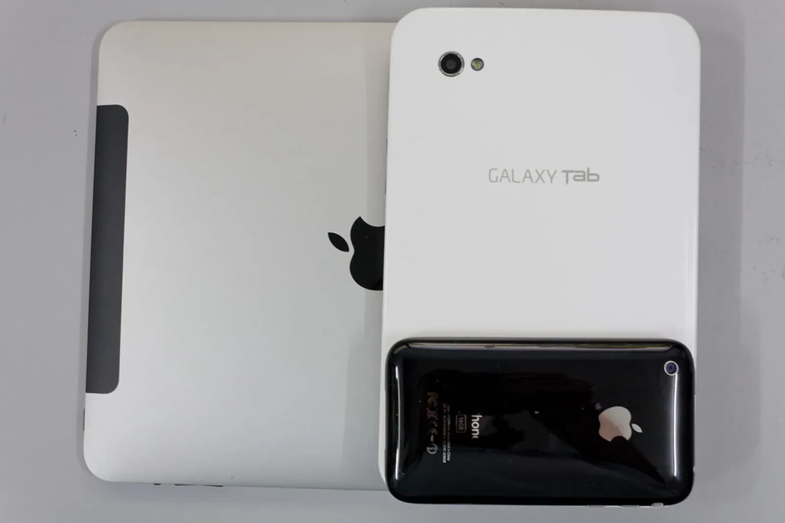 Un iPhone et un Samsung Galaxy côte à côte