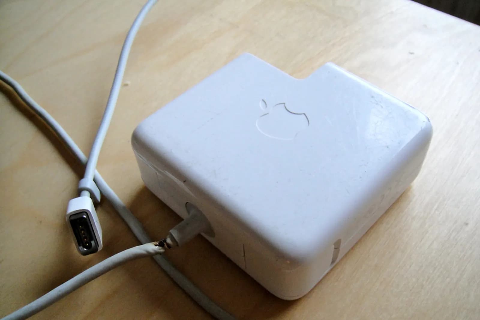 Chargeur USB-C branché sur un MacBook