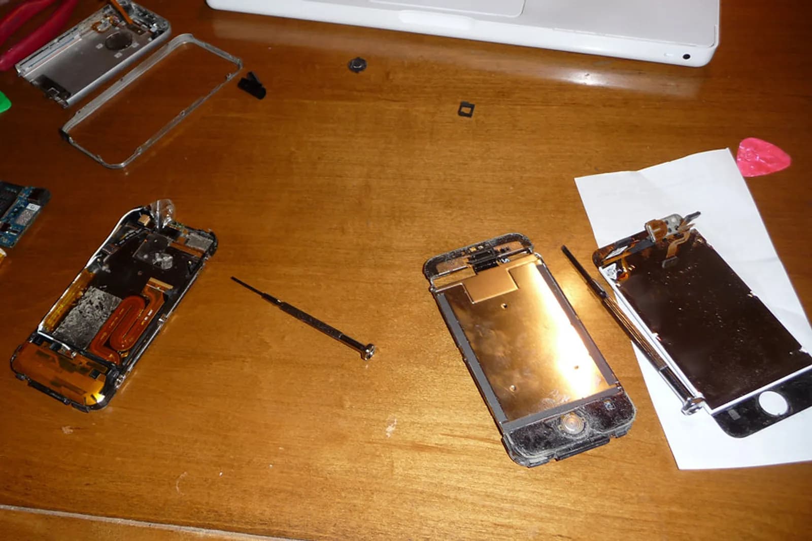 Carte mère d'iPhone en cours de réparation