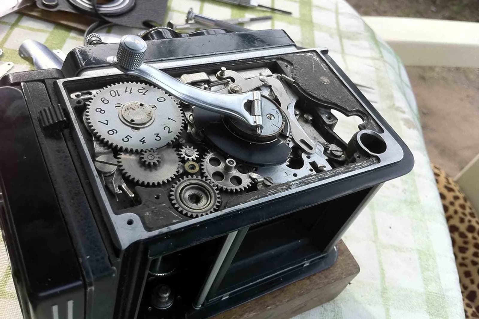 Réparateur de smartphone en atelier