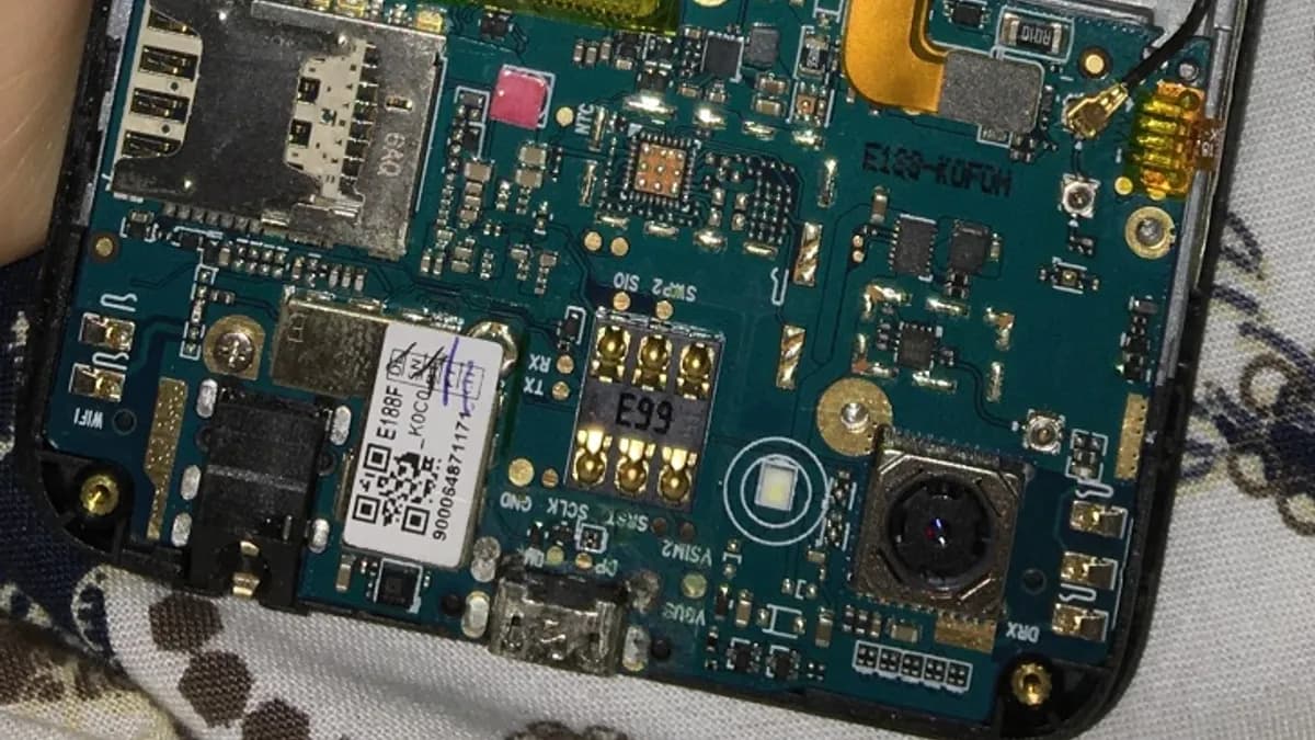 Carte mère de smartphone en réparation