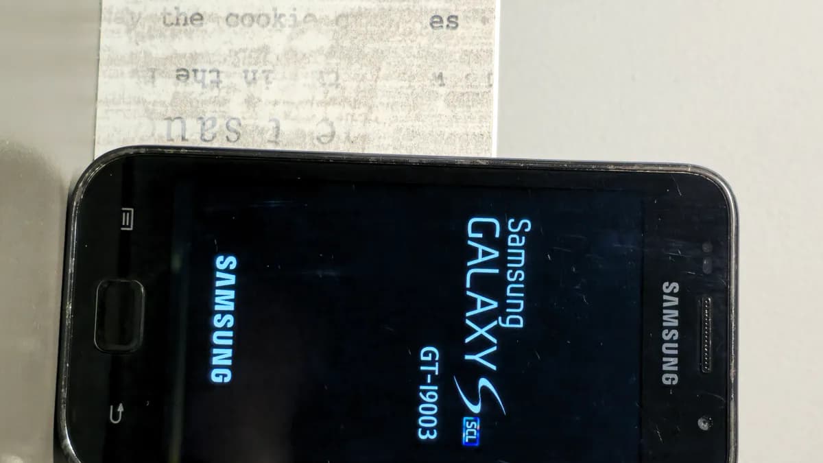 Smartphone Samsung Galaxy à l'écran noir