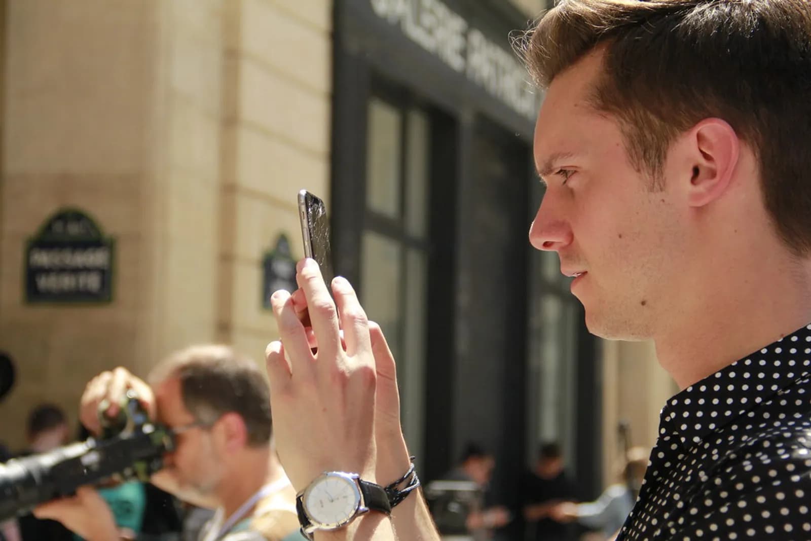 Smartphone en plein soleil qui surchauffe