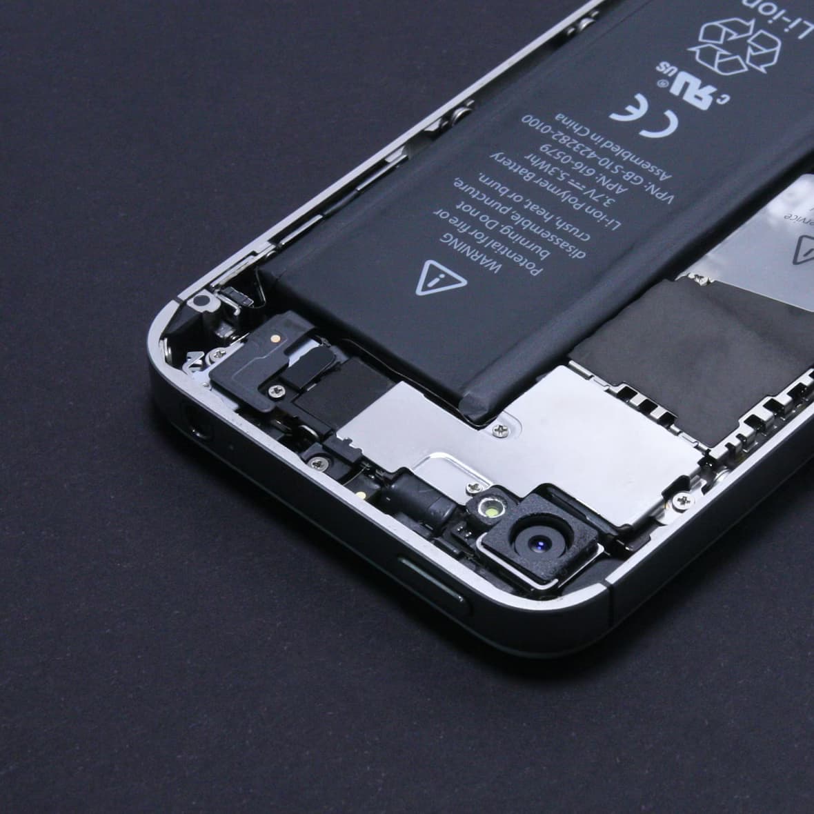 Batterie iPhone 15 en cours de remplacement
